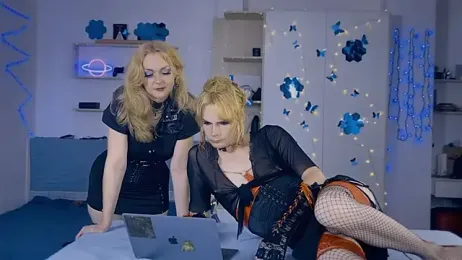 LolaSpaisTS webcam stripchat model stream image