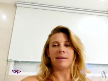 lailagetsnaked webcam model stream image