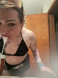 UrHellBri-L webcam stripchat model stream image