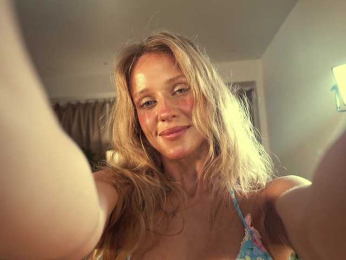 HeyBanana webcam bongacams model stream image