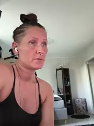 SwingWingWomanSweden webcam model stream image