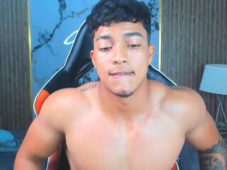 Donald Loyal webcam model stream image