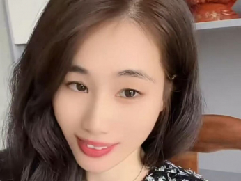 LeslieYi webcam model stream image