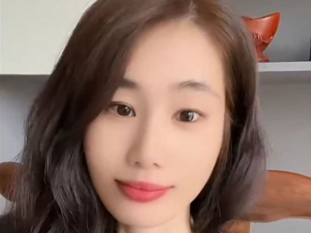 LeslieYi webcam model stream image