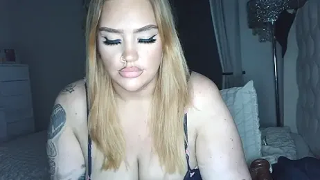 CurvyGirlMyla webcam model stream image