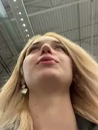 DollyTall webcam stripchat model stream image