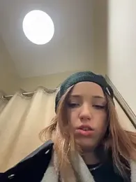 DollyTall webcam stripchat model stream image