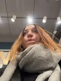 DollyTall webcam stripchat model stream image