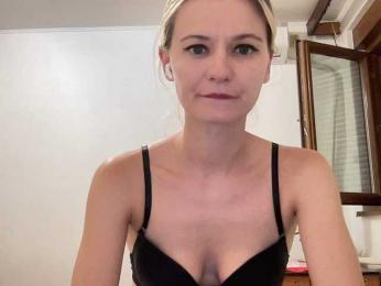 OnikaLove webcam model stream image