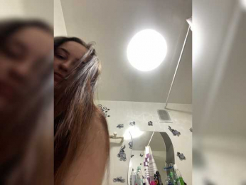LisnoraGold webcam model stream image