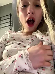 Baby_Tiny webcam model stream image