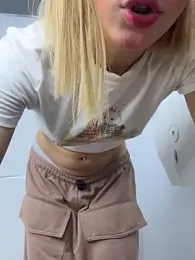 SweetBunnyGF webcam stripchat model stream image