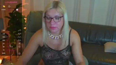 Violet_Adler webcam model stream image