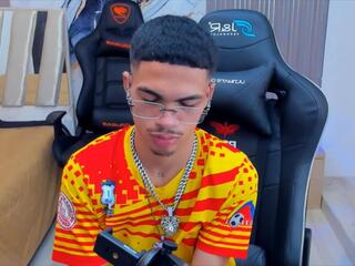 Riccie Pezzutti webcam model stream image