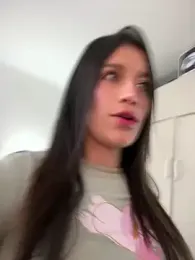 Emmily_19 webcam model stream image