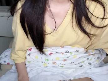 Warm-nuan webcam model stream image