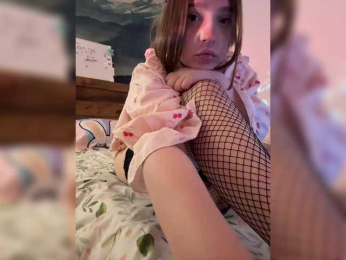 LittleDelora bongacams stream image