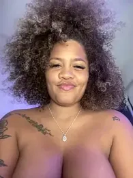 riri_brunnete stripchat stream image