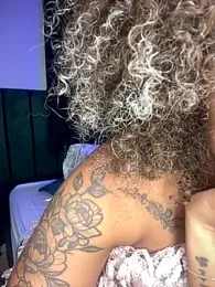 riri_brunnete stripchat stream image