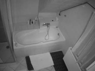 voyeurcam-julmodels-bath-2nd-1 camsoda stream image