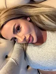 AshleySinn stripchat stream image